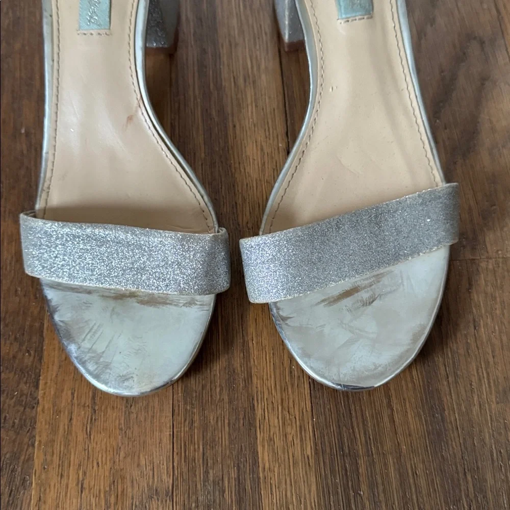 👡Betsey Johnson Miri silver glitter sandals with block heel. Size 8.